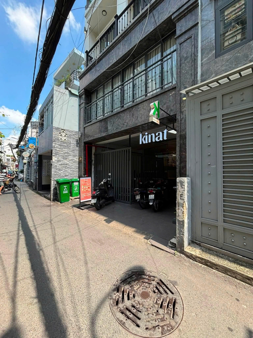 SANG NHƯỢNG QUÁN CAFE NÚP HẺM – BÌNH THẠNH Vị trí góc đường gần Vạn Kiếp, khu vực đông khách nước