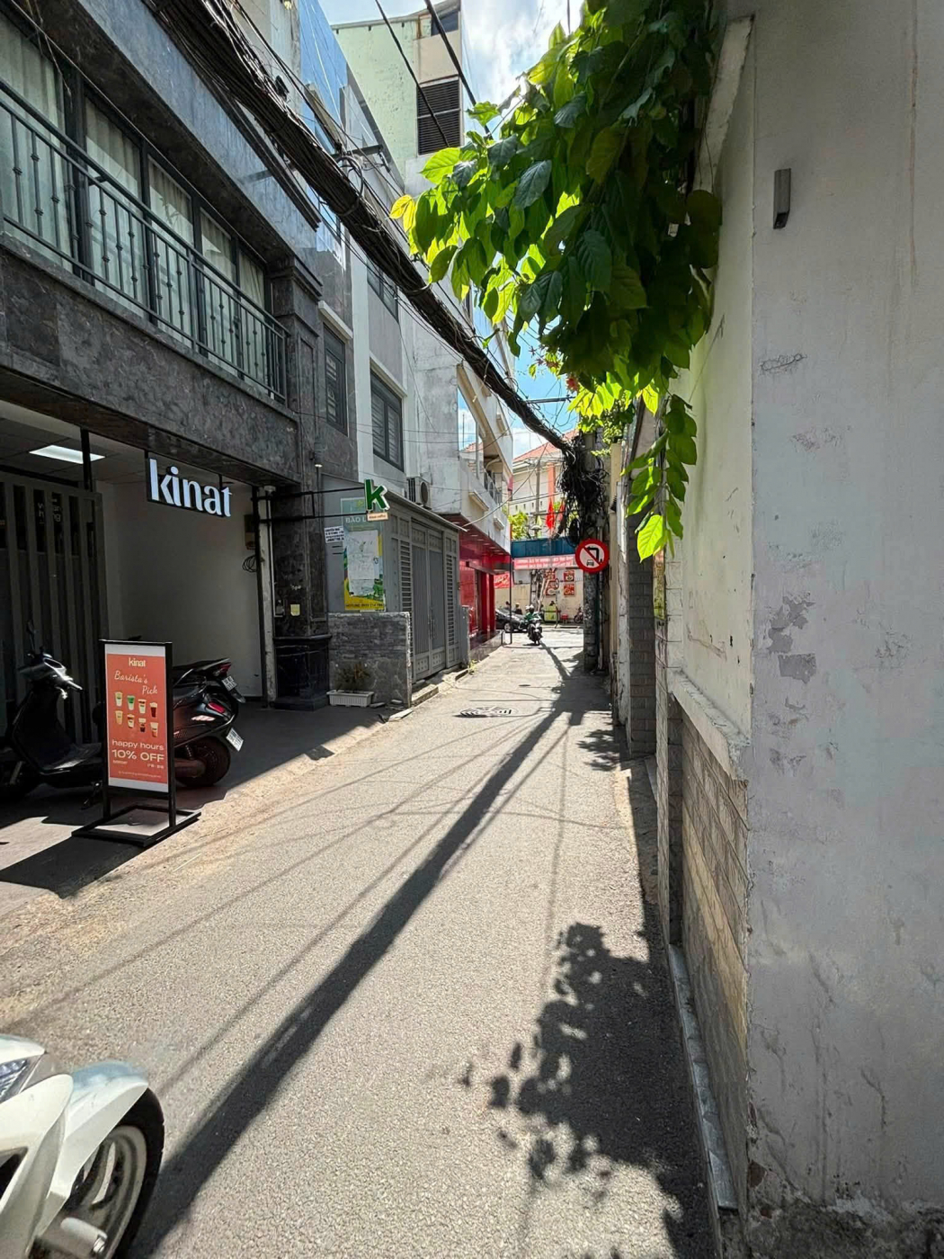 SANG NHƯỢNG QUÁN CAFE NÚP HẺM – BÌNH THẠNH Vị trí góc đường gần Vạn Kiếp, khu vực đông khách nước