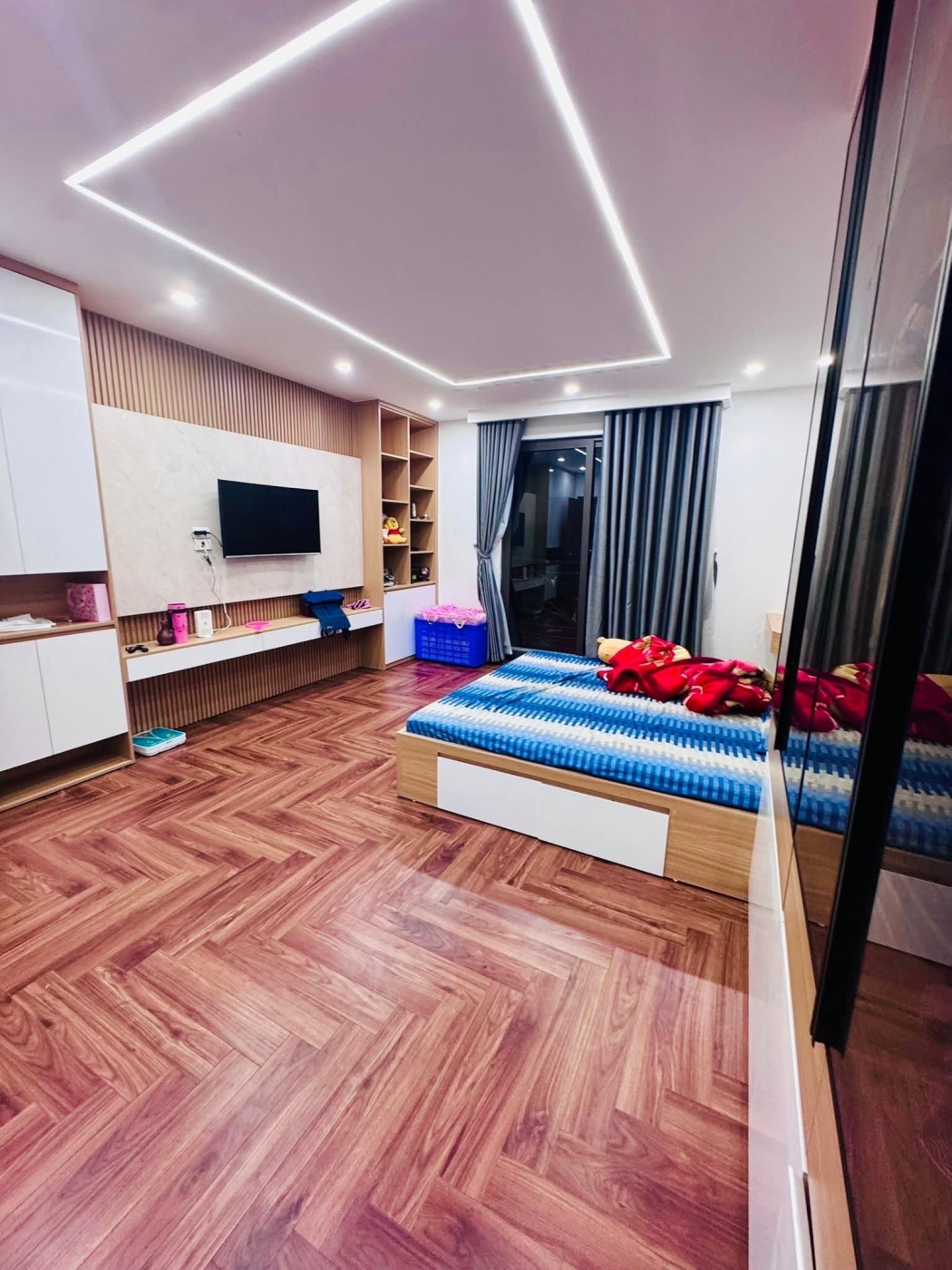 NHÀ MỚI TINH - THANG MÁY XỊN - CHỈ VIỆC XÁCH VALI VỀ Ở-CẦU GIẤY- GIÁ 15,8 TỶ