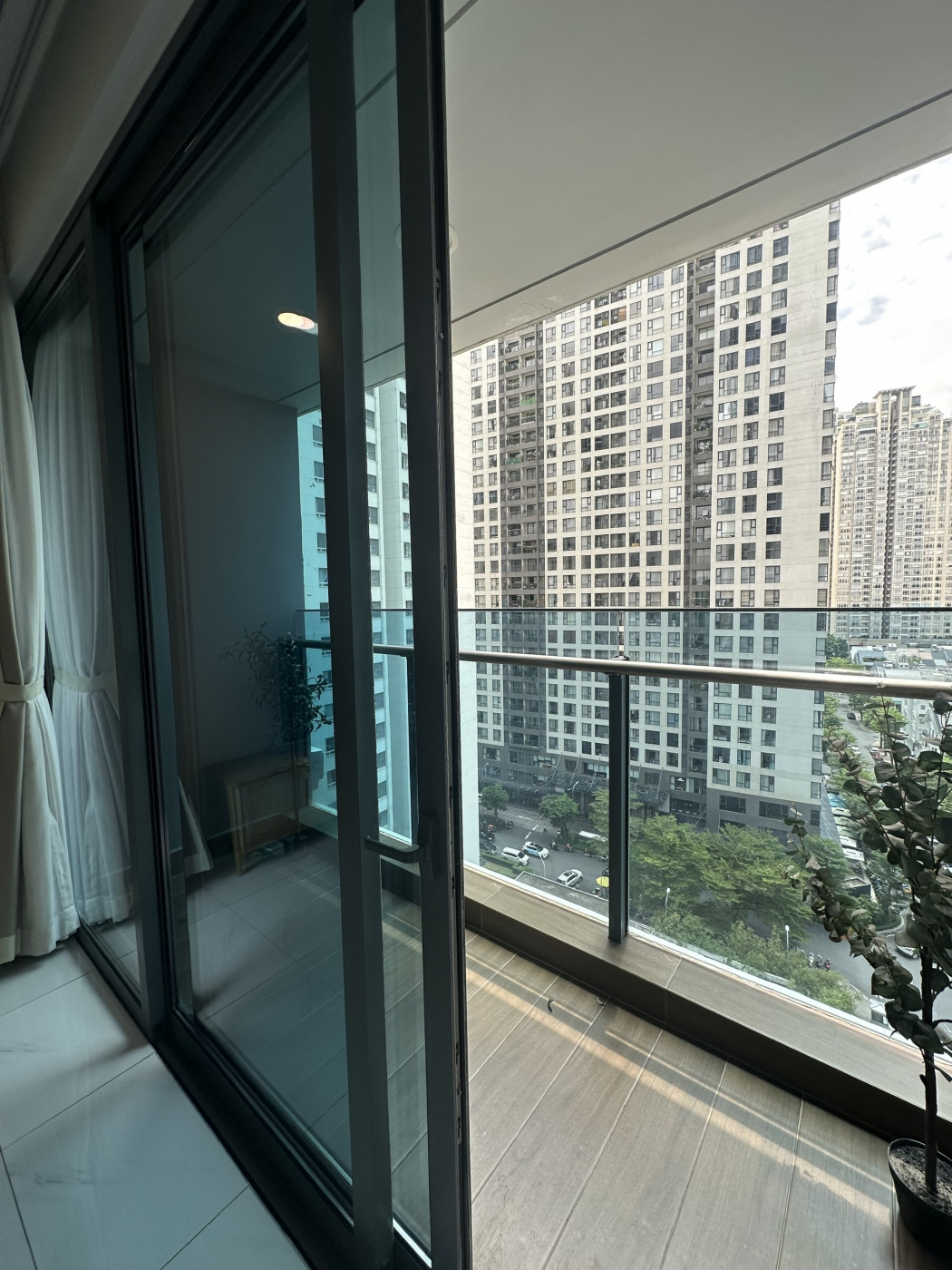 Anh Chị đã tìm hiểu giá của căn 2PN ở Sunwah Pearl trên thi trường chưa?