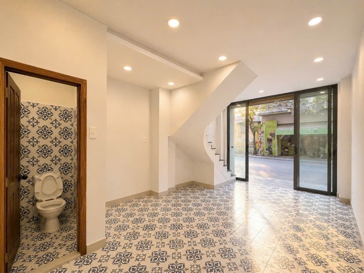 Mặt tiền Huỳnh Văn Bánh – ngay trục Nguyễn Văn Trỗi  5 tầng  Thu nhập sẵn 36 triệu/tháng  Giá 11.1