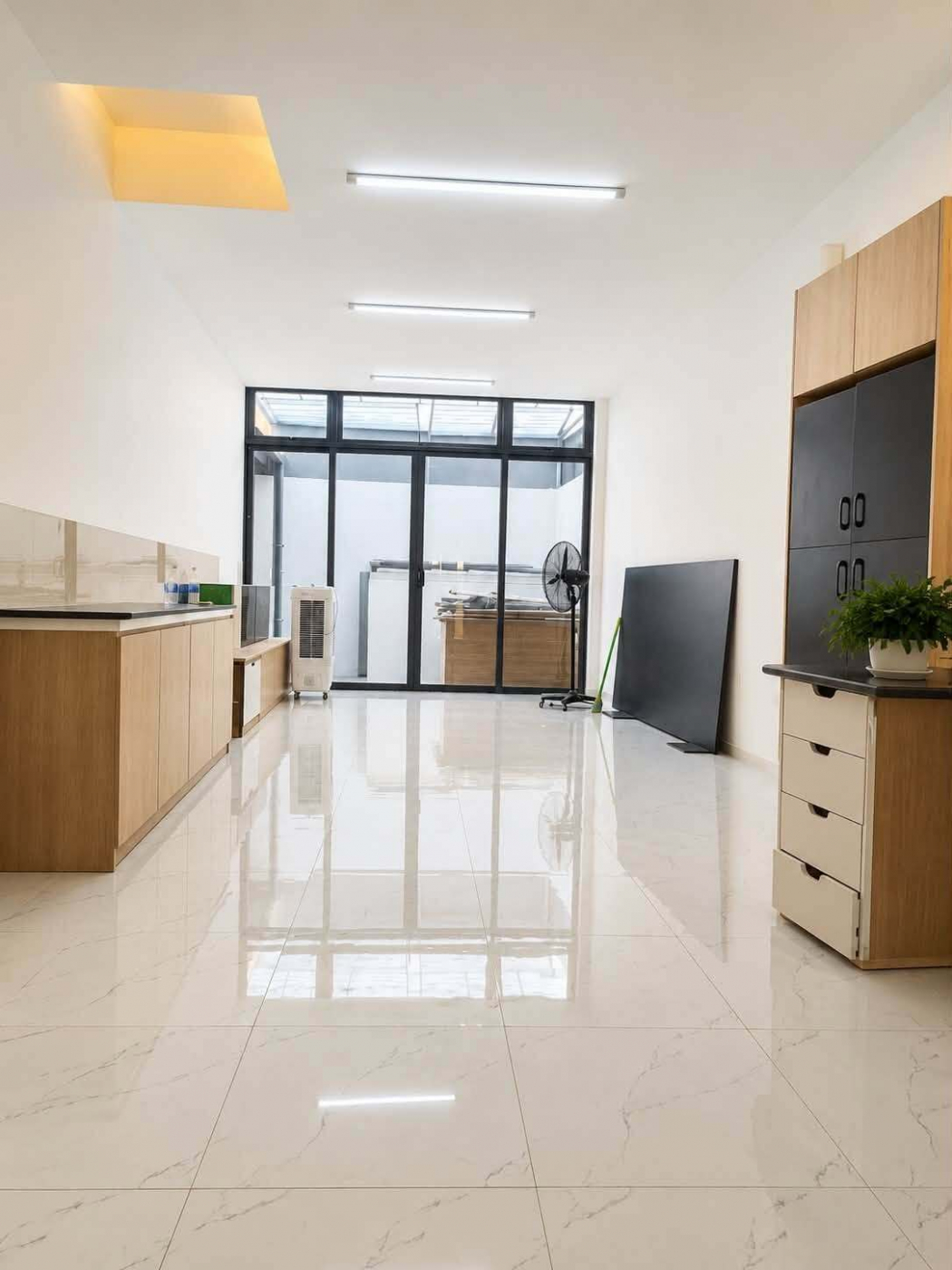 CHỈ TẦM 8.X CÓ NHÀ MỚI 4 TẦNG LÊ TRỌNG TẤN 90M² NGANG 4.4M SẴN Ô CHỜ THANG MÁY