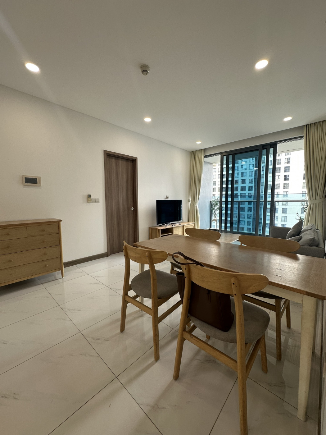 Anh Chị đã tìm hiểu giá của căn 2PN ở Sunwah Pearl trên thi trường chưa?