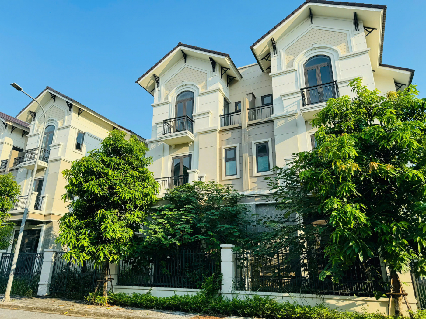 🔥 Nhỉnh 9 tỷ sở hữu ngay biệt thự song lập 135m² đã hoàn thiện mặt ngoài tại Centa VSIP Bắc Ninh.