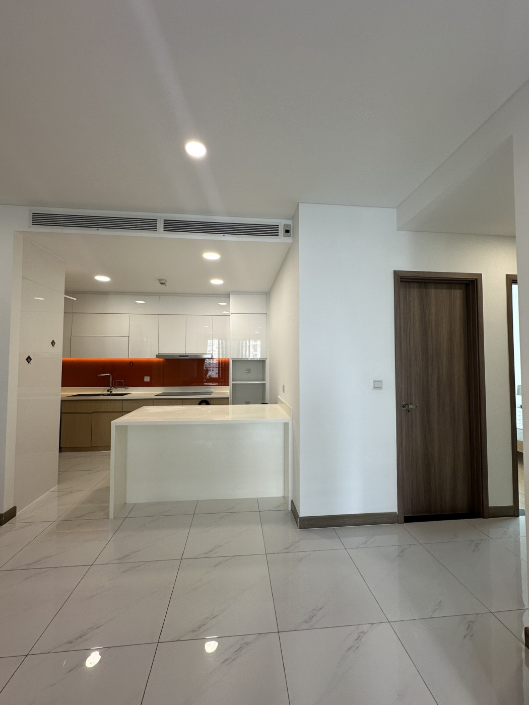 Anh Chị đã tìm hiểu giá của căn 2PN ở Sunwah Pearl trên thi trường chưa?
