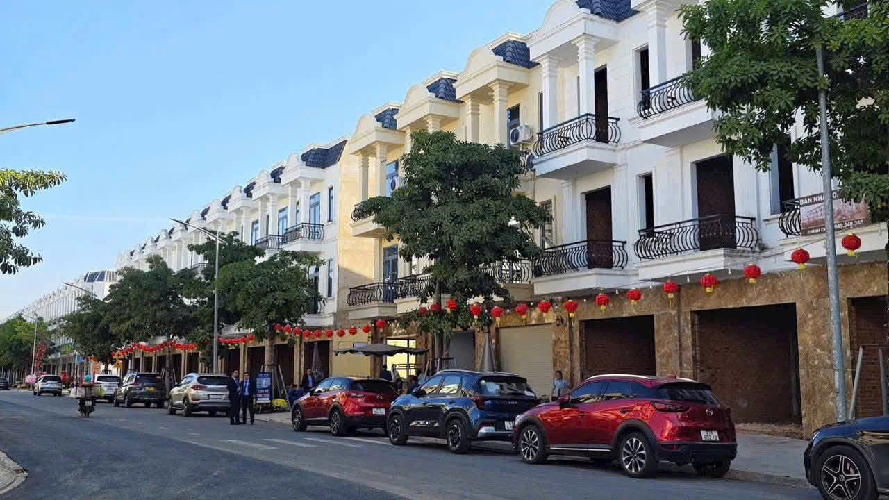 chính chủ cần bán nhà 1 trệt 2 lầu ngay trung tâm Uyên Hưng