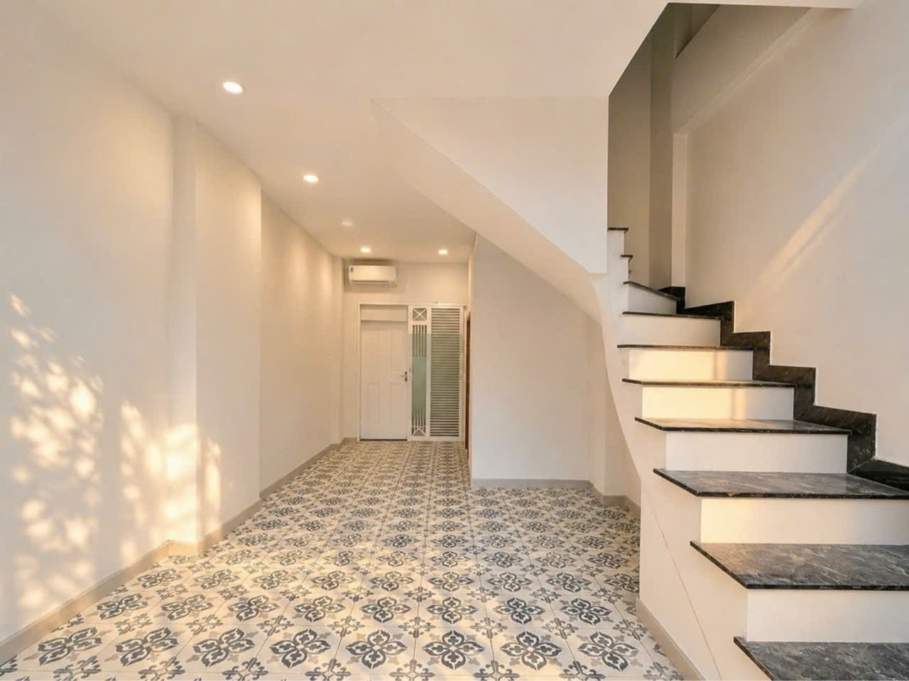 Mặt tiền Huỳnh Văn Bánh – ngay trục Nguyễn Văn Trỗi  5 tầng  Thu nhập sẵn 36 triệu/tháng  Giá 11.1
