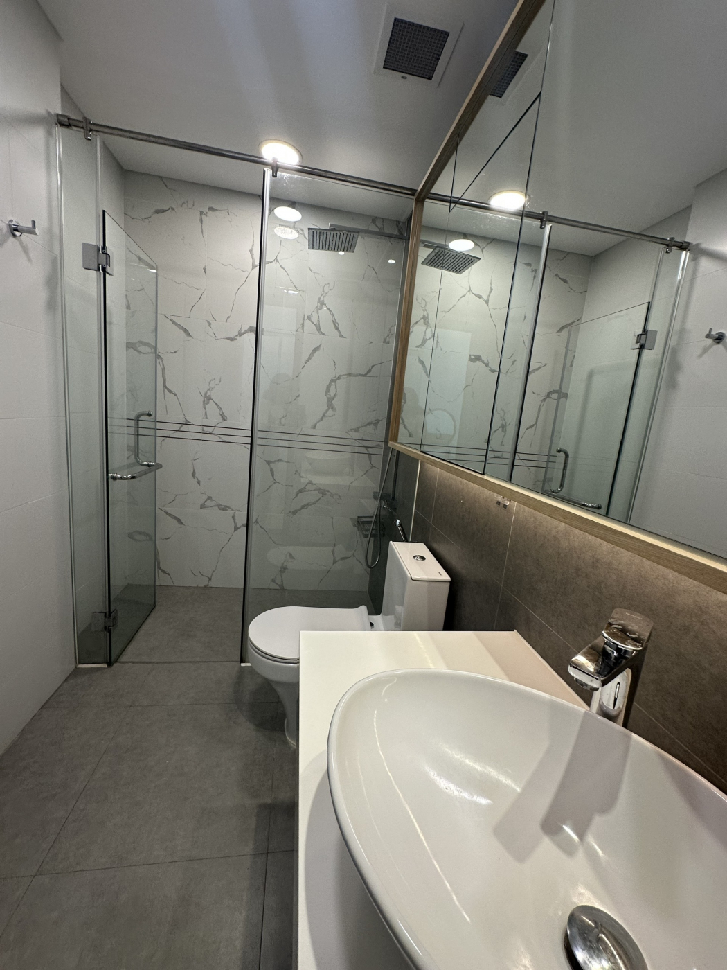 Anh Chị đã tìm hiểu giá của căn 2PN ở Sunwah Pearl trên thi trường chưa?