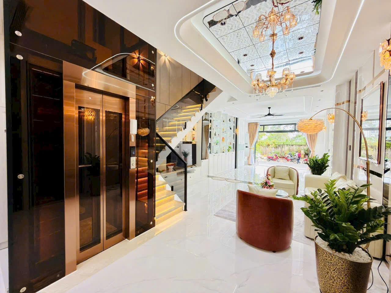 KHÔNG GIAN SỐNG ĐẲNG CẤP, CẠNH PHÚ MỸ HƯNG, THANG MÁY XIN XÒ