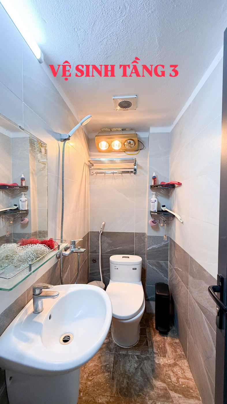 Cho thuê nhà 5 tầng,7 ngủ,4 vệ sinh, đủ đồ cơ bản Ngõ Thịnh Quang,Đống Đa
