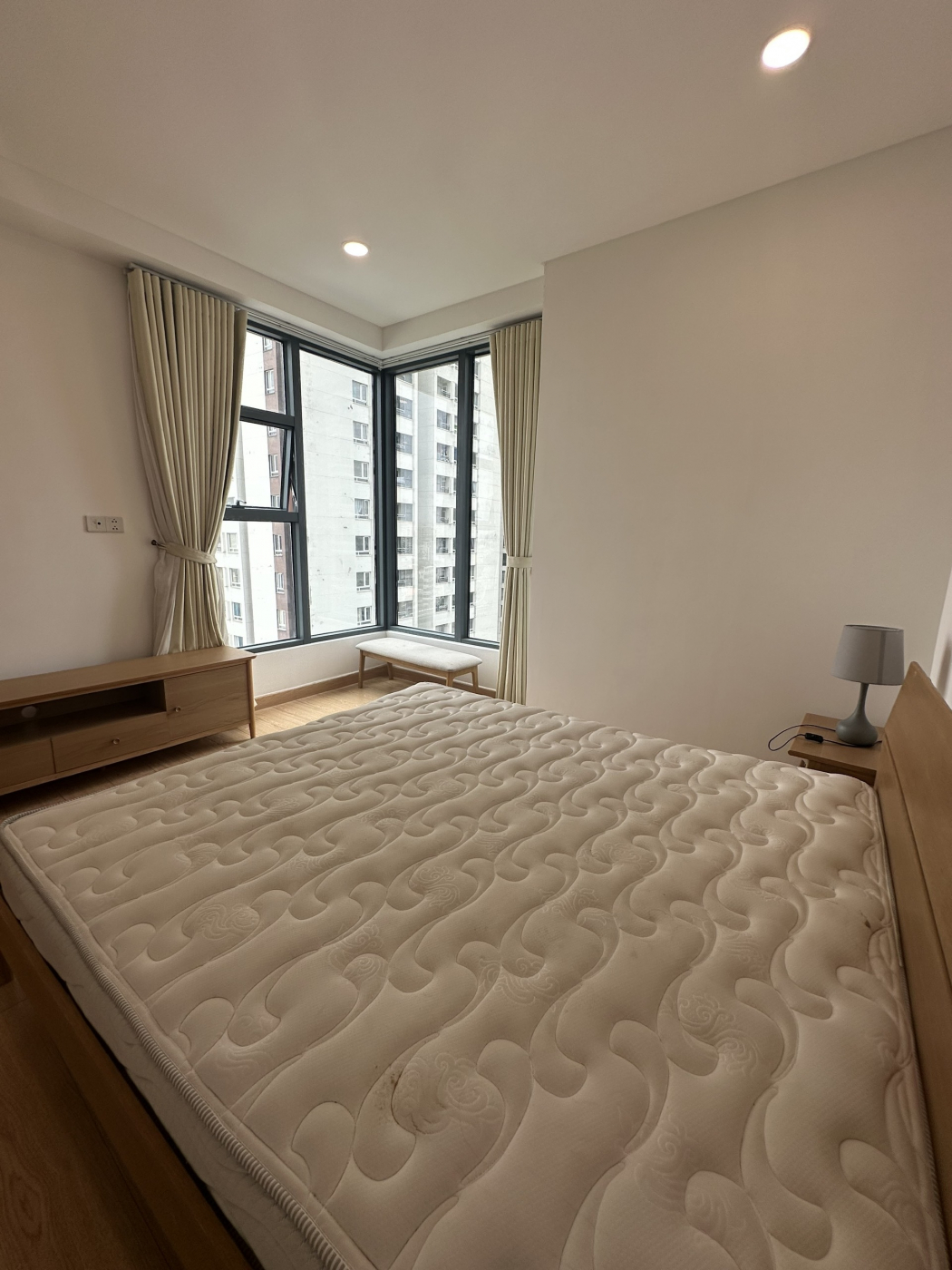 Anh Chị đã tìm hiểu giá của căn 2PN ở Sunwah Pearl trên thi trường chưa?