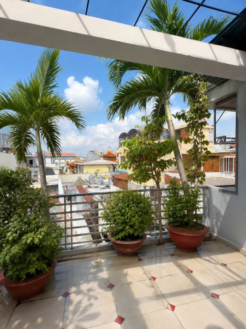 Bán nhà gần Lạc Long Quân 70m2, 4 tầng BTCT, 4 phòng ngủ, giá 8.3 tỷ