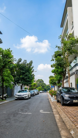 BÁN ĐẤT VIỆT HƯNG 330M2- MT 12m- XÂY TÒA VP, BIỆT THỰ, VỊ TRÍ VIP- 7X Tỷ
