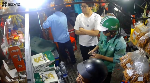 Sang tiệm tạp hóa đang kinh doanh đông khách ở Q Tân Phú