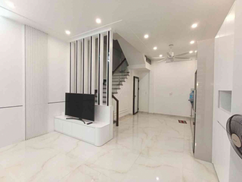 Bán 4 tầng xây mới Miếu Hai Xã - Sân cổng riêng, ngõ thông